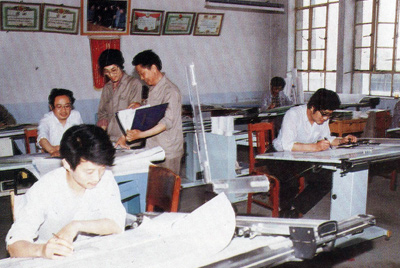 從1984年第一季度到抓管理上登記全面提高企業(yè)素質(zhì)驗(yàn)收前，采取分線檢查、總結(jié)成績、找出差距、提出措施、限期整改的方法，使各項(xiàng)工作在整頓中鞏固提高，在鞏固提高中進(jìn)行再整頓，再提高。