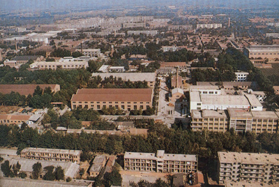 推土機(jī)總廠本部廠區(qū)。山東推土機(jī)總廠建立時，固定資產(chǎn)原值為2569萬元，占地面積為517538平方米，建筑面積為170861平方米。