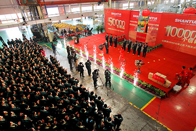 推土機(jī)事業(yè)部總裝工廠隆重舉行推土機(jī)第50000臺下線慶典儀式。這一激動人心的歷史時刻標(biāo)志著50000臺不僅僅是一個數(shù)量的積累，更是山推管理水平、生產(chǎn)規(guī)模、制造技術(shù)、研發(fā)能力、銷售能力等綜合能力的體現(xiàn)，標(biāo)志著山推推土機(jī)產(chǎn)業(yè)整體實(shí)力進(jìn)一步增強(qiáng)，是從量變到質(zhì)變的飛躍。