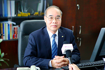 張秀文董事長在接受中國山東網(wǎng)專題采訪時，就公司踐行“厚道魯商”倡樹行動進(jìn)行回答，介紹了山推把“仁義、誠信、厚道”的文化精髓融入到生產(chǎn)經(jīng)營的全過程的典型做法和“誠敬做產(chǎn)品，誠信做企業(yè)”的經(jīng)營理念，在工程機(jī)械行業(yè)樹立起了“厚德堅(jiān)韌”的山東國企形象