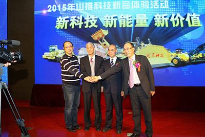 以“新科技、新能量、新價值”為主題的2015山推科技新品體驗(yàn)活動在公司總部拉開帷幕。