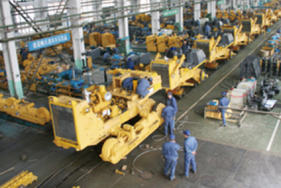 山推牌TY320C推土機(jī)在裝配分廠試驗(yàn)車間順利下線，標(biāo)志著“山推”系列推土機(jī)在技術(shù)性能和結(jié)構(gòu)造型水平上又上了一個新的臺階。
