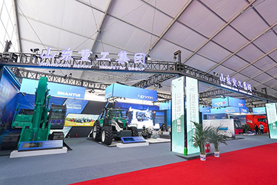 2023跨國公司與中國主題展在青島國際會議中心海上大壩舉辦， 山推股份攜EE225電挖、SRD13-C6U無人駕駛壓路機(jī)和純電裝載機(jī)隨團(tuán)參展。