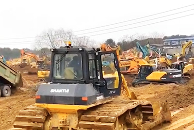 1月23日夜間，山推設(shè)備開足馬力，與時間賽跑，全速開啟“武漢版小湯山”醫(yī)院的建設(shè)。